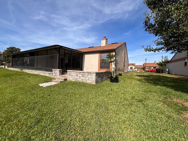 Foto del edificio - 2 Bed 2 Bath Luxury Waterfront Townhome with Screened Lanai & Garage!