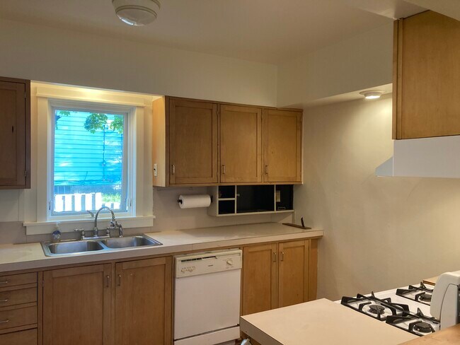 Cocina - 1318 Maude Ave NE