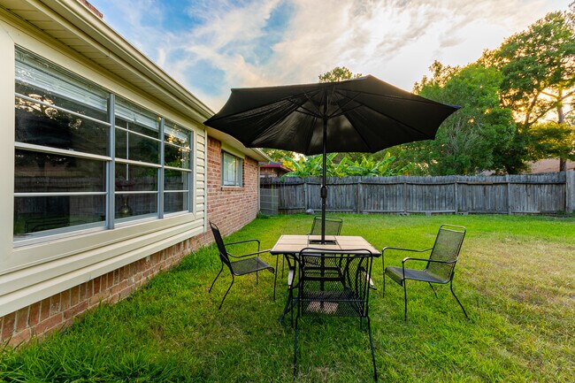 Building Photo - 823 Silverpines Rd