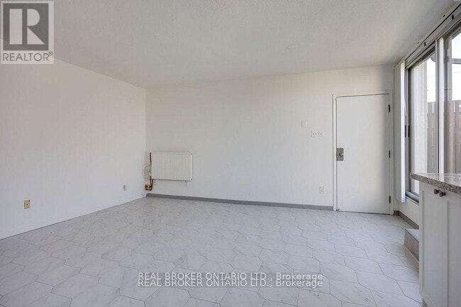 Building Photo - 350-350 Oakwood Ave