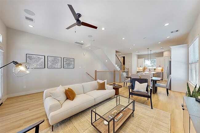 Foto del edificio - 3704 Creekmont Grn Ln