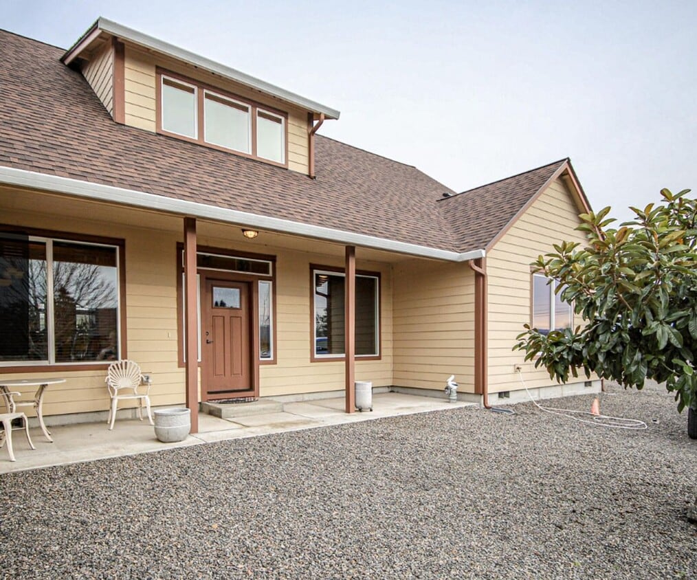 Primary Photo - Beautiful home on acreage!