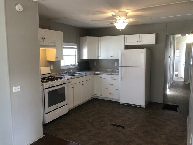 Building Photo - Nice 3 bedroom 1 bath mobile home with ope...