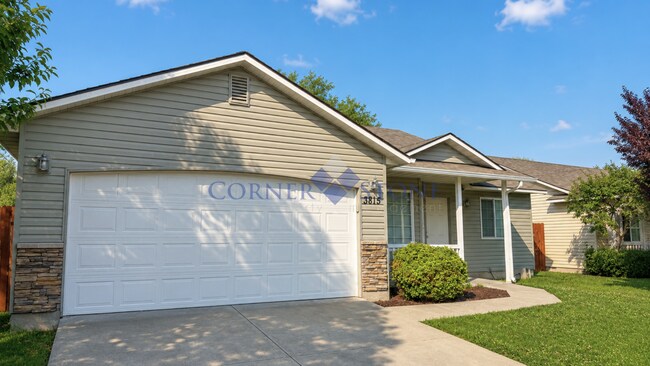 Foto del edificio - Beautiful 3-Bedroom Home with Open Floor Plan & Backyard Retreat!