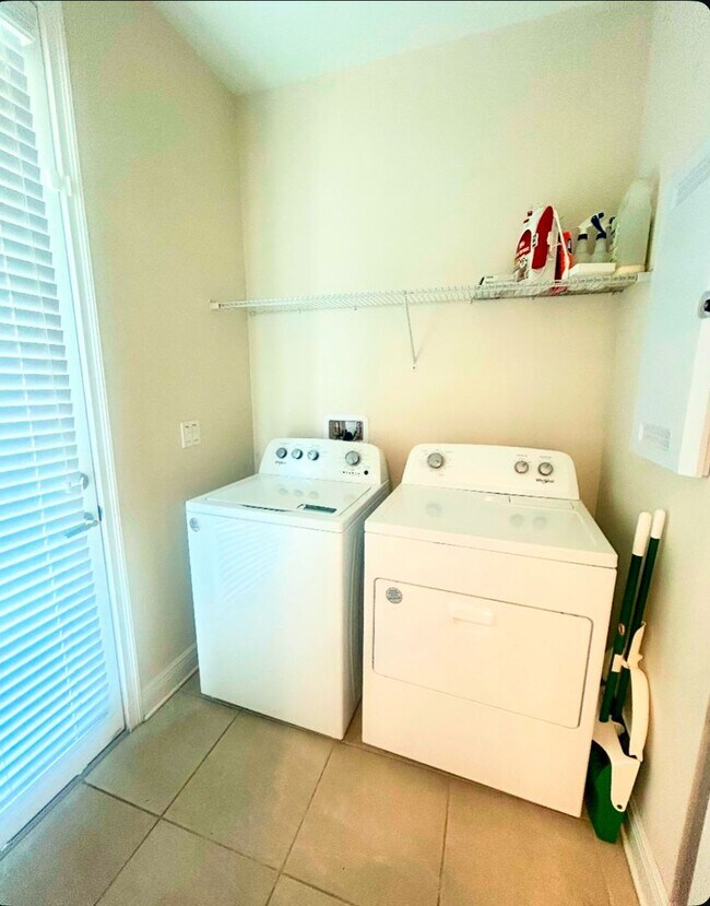 Building Photo - Beautiful Open Concept Home- FREE TO APPLY!