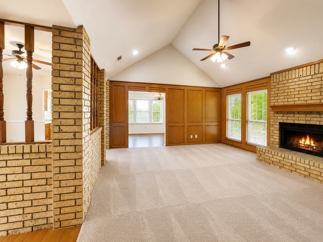 Building Photo - 698 Buttercup Dr