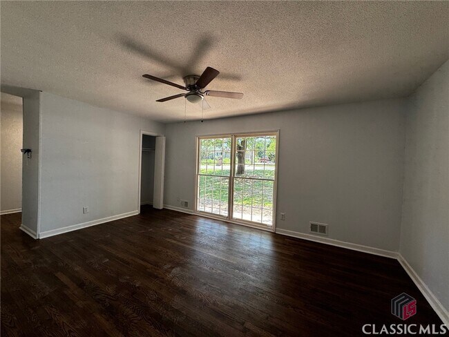 Building Photo - 213 Rhodes Dr