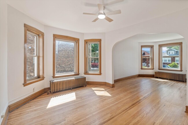 Building Photo - 4912 W Cornelia Ave
