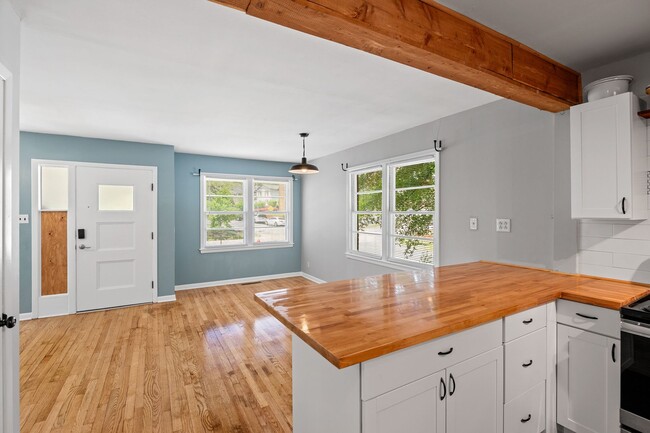 Building Photo - Spacious Home Near Downtown Durham!