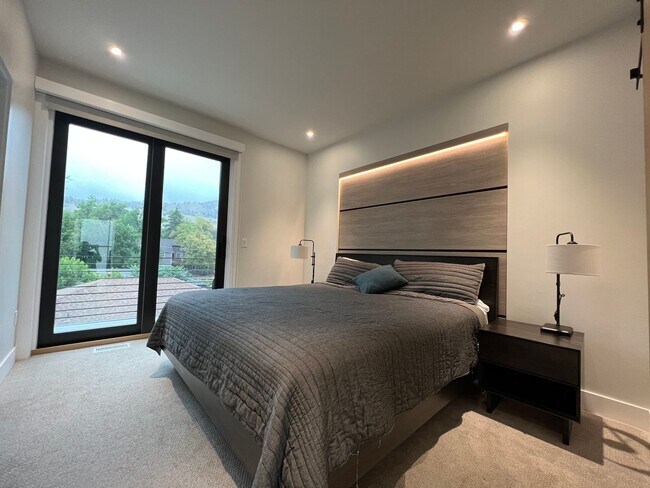Building Photo - Modern 3 BD/2.5 BA, Superb Location, Internet/Cable and TVs Included! Available August 3rd!
