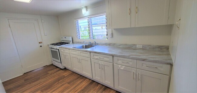 Building Photo - 3bdr/1 bath - Upper Liliha near Wyllie St ...