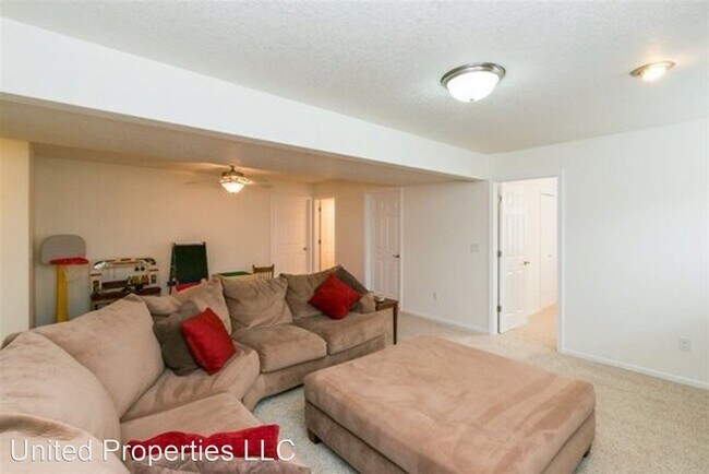 Building Photo - 5 br, 3 bath House - 1645 Timberwolf Dr