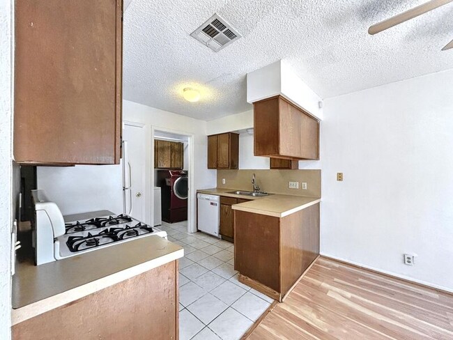 Building Photo - 1405B Braker Ln