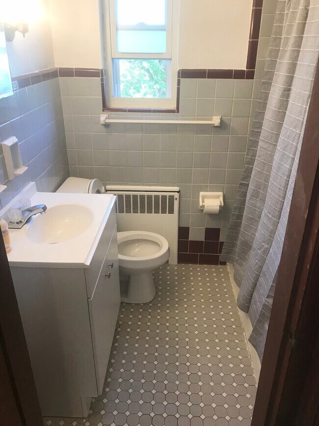 Foto del edificio - 3512 Hazelwood Avenue, Unit 4