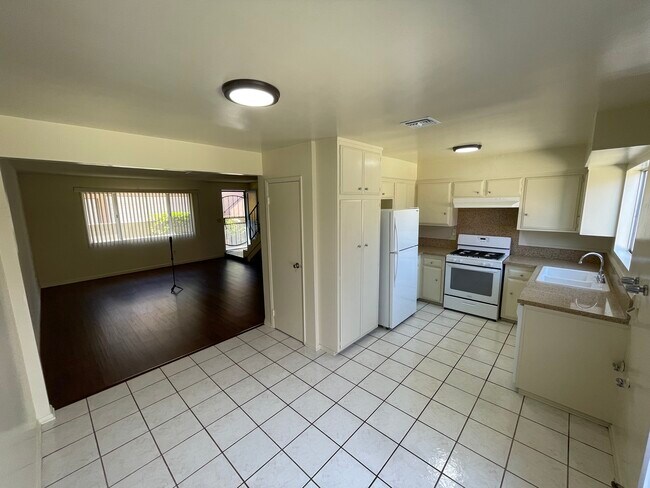 Building Photo - 25830 Viana Ave