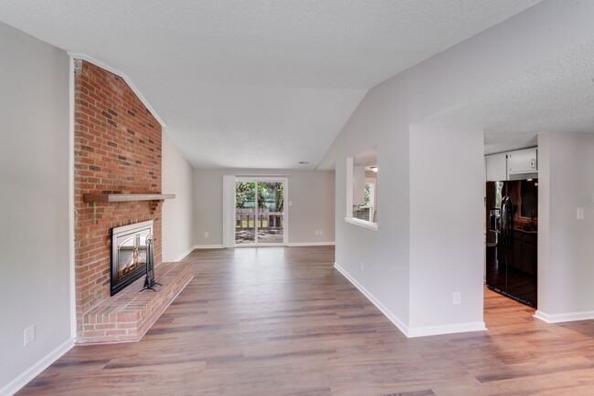 Foto del edificio - Stylishly Updated 3-Bedroom Home in Sought...