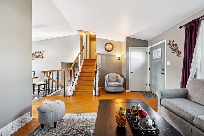 Foto 4 de la sala de estar - 1960 Doherty Rd