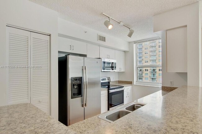 Foto del edificio - 1111 Brickell Bay Dr