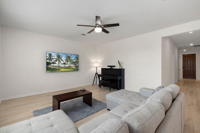 Foto del edificio - Come view this bright, contemporary home h...