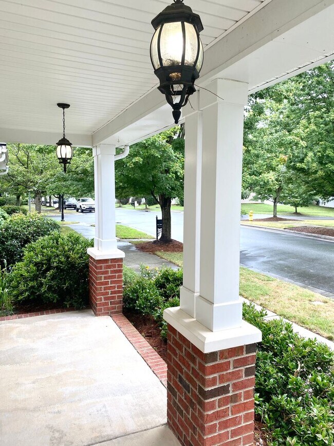 Foto del edificio - Huntersville Home with Garage!
