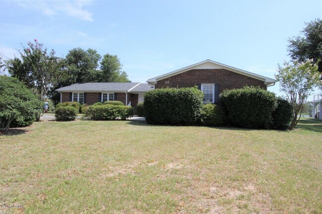 Building Photo - 229 Club Point Dr