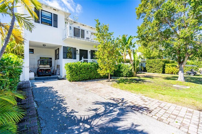 Foto del edificio - 698 Fernwood Rd