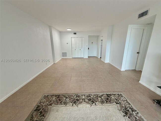 Building Photo - 4400 Hillcrest Dr