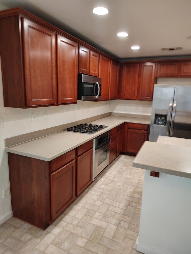 Foto del edificio - Bonus Office/Den, New Flooring, New Appliance, White Plantation Shutters throughout, Landscaped y...