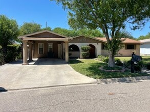 Building Photo - 1213 Royal Crown Dr