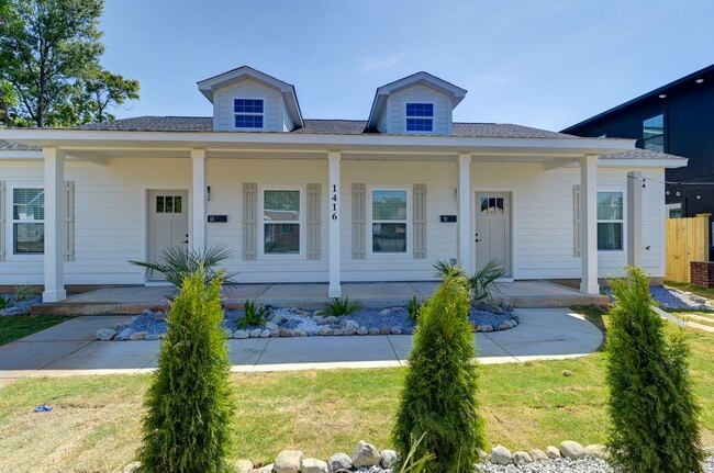 Building Photo - Pre-Leasing for the 26-27 School Year! - N...