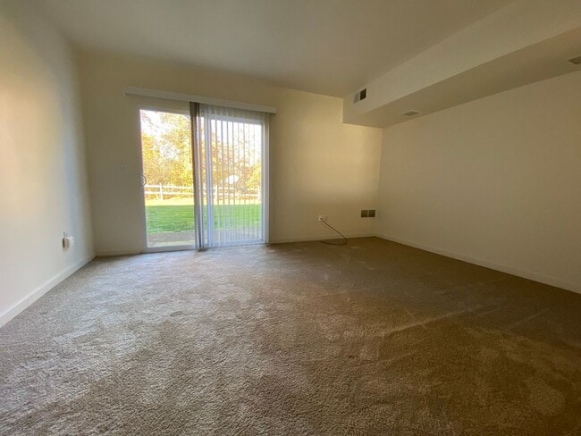 Building Photo - Bright & Spacious Two Bedroom in Zelienopl...