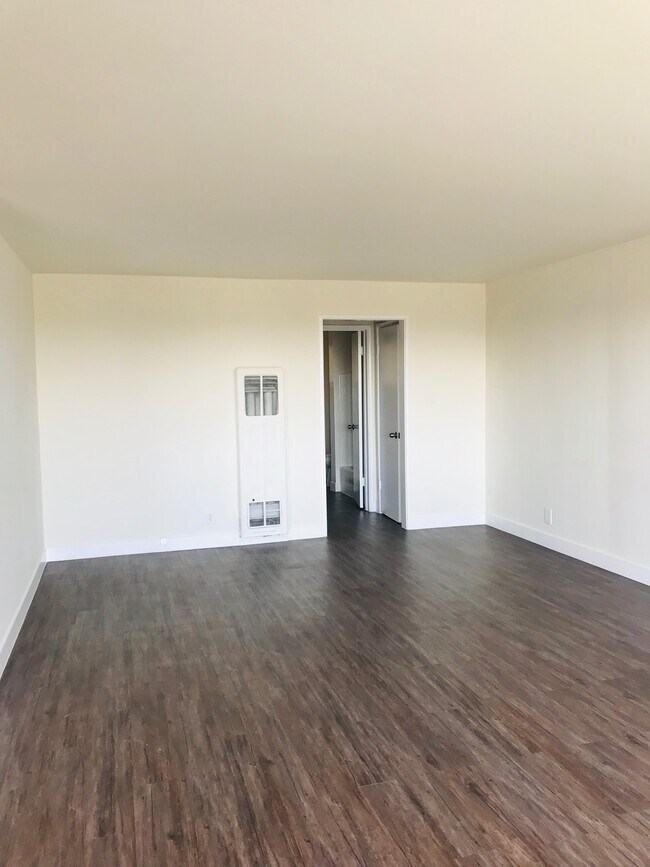 Building Photo - 5642 S La Brea Ave