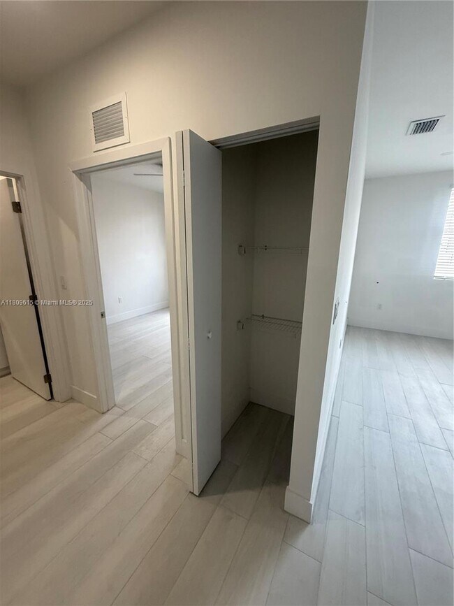 Foto del edificio - 879 E 24th St