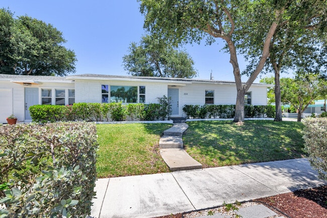 Building Photo - 304 Wellesley Dr