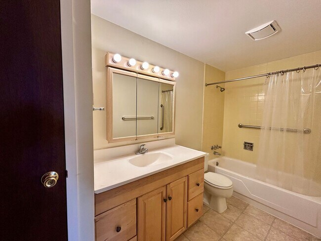 Building Photo - Horizon West Condo for Rent with South-side Views of the Flatiron Mtns