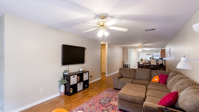Building Photo - 914 Willow Pond St