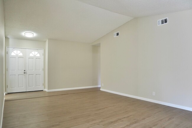 Foto del edificio - 3-bedroom home + sunroom in Fremont - newl...