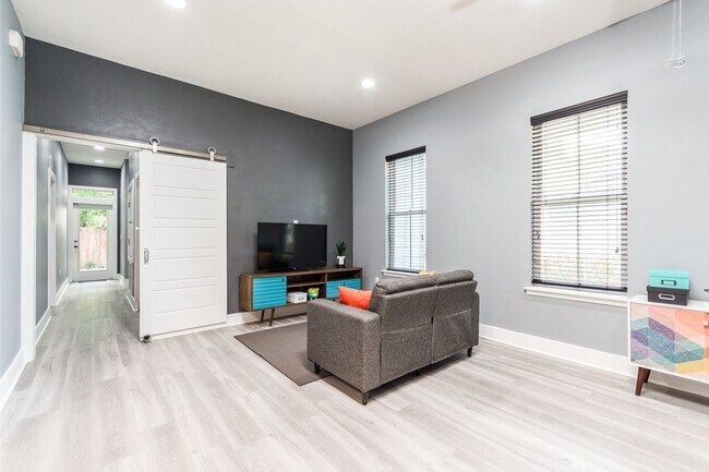 Building Photo - Charming 3-Bedroom Craftsman Home in Prime Gainesville Location