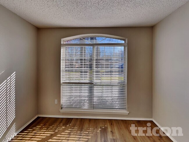 Foto del edificio - 1210 Hidden Creek Dr