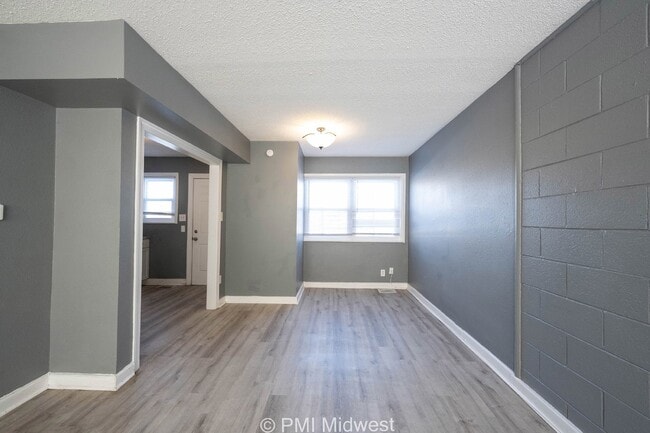 Building Photo - Cozy 2 Bed, 1 Bath Apartment in Indianapol...