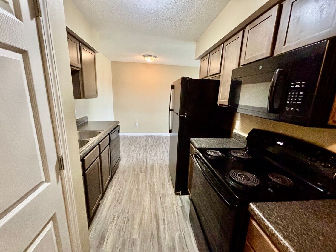 Foto principal - Affordable 2 Bedroom Living in the Heart o...