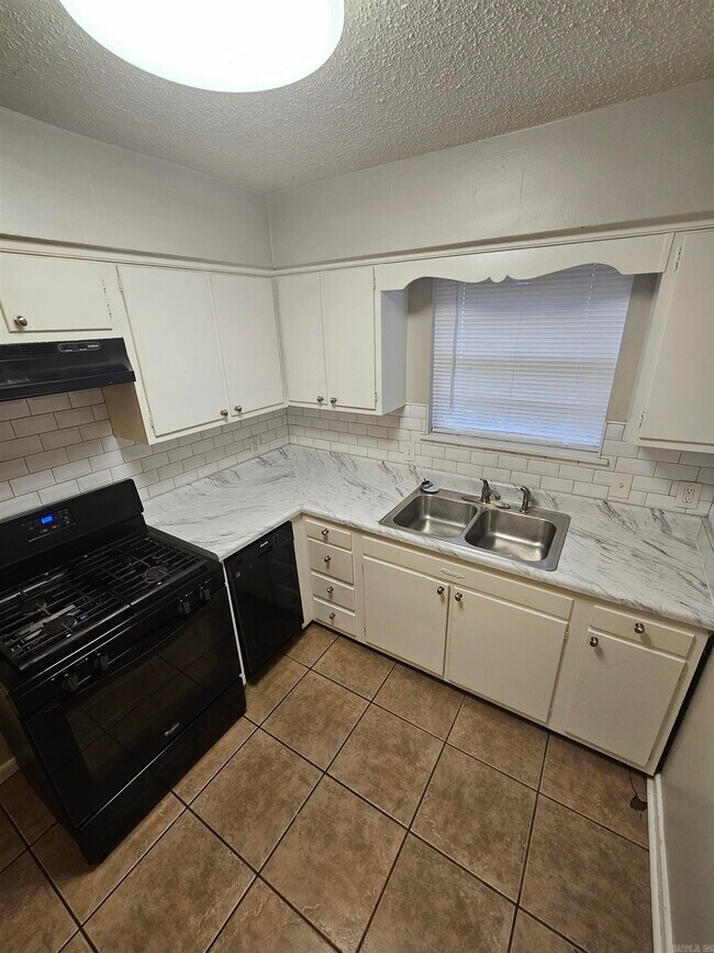 Building Photo - 315 Malibu Dr