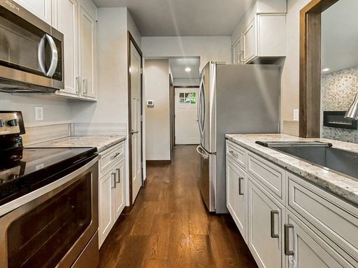 Foto del edificio - AVAILABLE NOW! Beautiful Kirkland South Rose Hill Home with Fireplace and Forest View