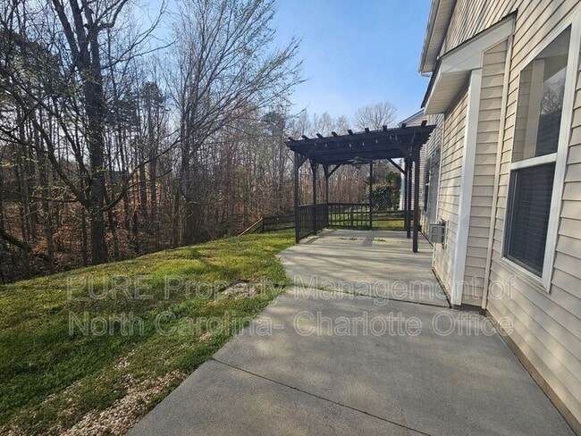 Building Photo - 5004 Centerview Dr