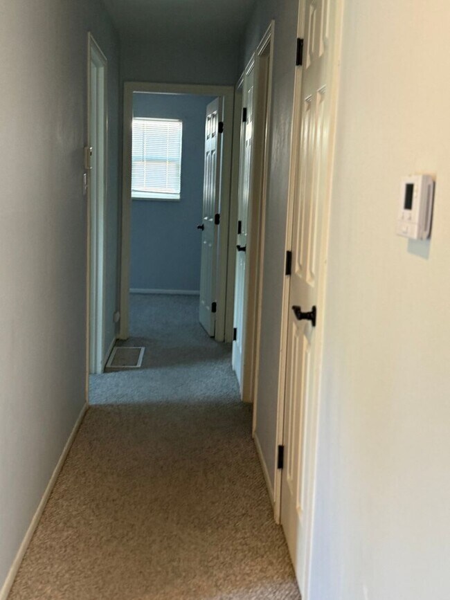 Foto del edificio - ALL PROSPECTIVE TENANTS MUST SUBMIT A $58 NON-REFUNDABLE APPLICATION FEE PER APPLICANT ONLINE AND...