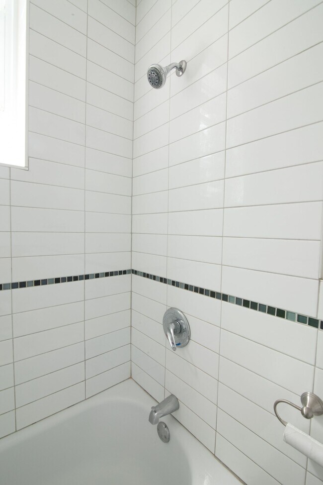 Photo du bâtiment - 4745 Chem. Queen Mary