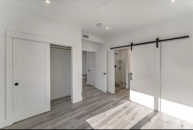 Foto del edificio - 1/2 of 1st months rent! Condo for Rent- Wa...