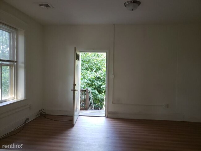 Foto del edificio - 323 N George St