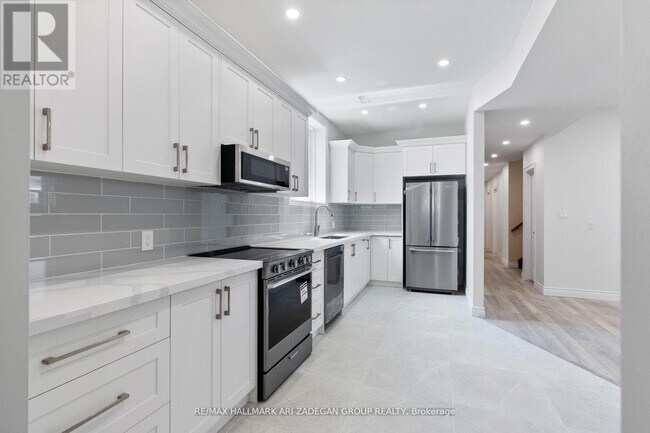 Building Photo - 177 The Queensway S