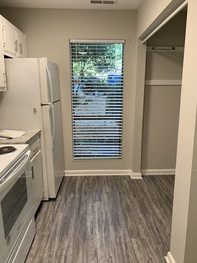 Foto del edificio - 2 BR/1.5 BA West Lake Townhome Near Dolley Madison